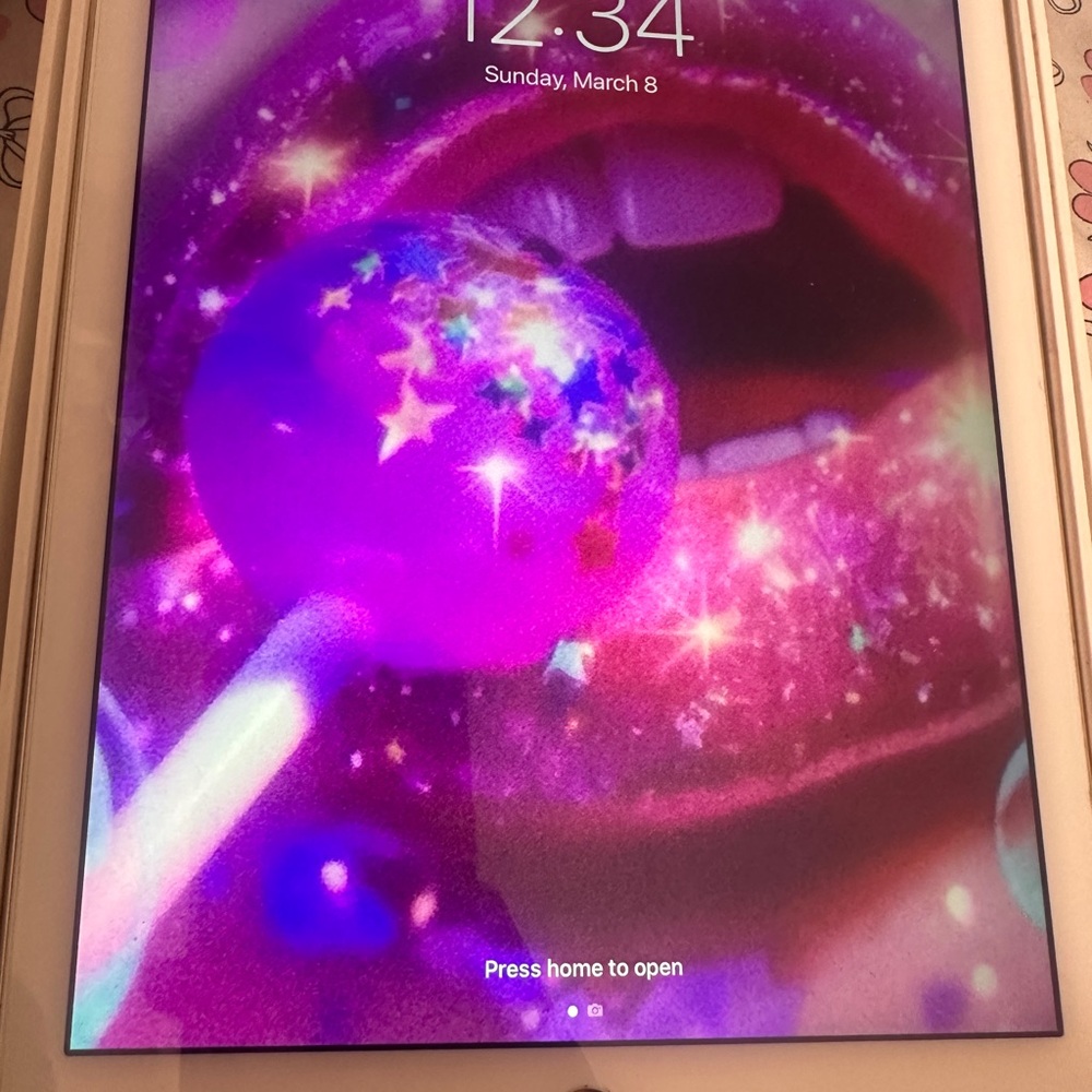 Apple Air iPad 2nd gold  charger block and box. No scratches no dents.